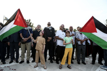 Téhéran (IRNA)-Le plus grand drapeau de Palestine a été hissé dans la zone touristique d'Abbas Abad de Téhéran le mercredi soir (3 juillet 2023) en présence d'un groupe de familles de martyrs de Gaza. (Photo : Asghar Khamseh)