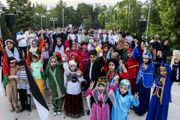 Téhéran (IRNA)-Le plus grand drapeau de Palestine a été hissé dans la zone touristique d'Abbas Abad de Téhéran le mercredi soir (3 juillet 2023) en présence d'un groupe de familles de martyrs de Gaza. (Photo : Asghar Khamseh)