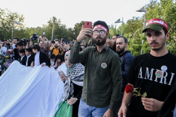 Téhéran (IRNA)-Le plus grand drapeau de Palestine a été hissé dans la zone touristique d'Abbas Abad de Téhéran le mercredi soir (3 juillet 2023) en présence d'un groupe de familles de martyrs de Gaza. (Photo : Asghar Khamseh)