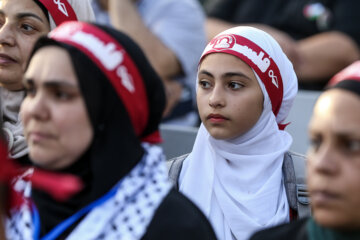 Téhéran (IRNA)-Le plus grand drapeau de Palestine a été hissé dans la zone touristique d'Abbas Abad de Téhéran le mercredi soir (3 juillet 2023) en présence d'un groupe de familles de martyrs de Gaza. (Photo : Asghar Khamseh)