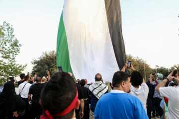 Téhéran (IRNA)-Le plus grand drapeau de Palestine a été hissé dans la zone touristique d'Abbas Abad de Téhéran le mercredi soir (3 juillet 2023) en présence d'un groupe de familles de martyrs de Gaza. (Photo : Asghar Khamseh)