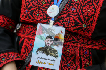 Téhéran (IRNA)-Le plus grand drapeau de Palestine a été hissé dans la zone touristique d'Abbas Abad de Téhéran le mercredi soir (3 juillet 2023) en présence d'un groupe de familles de martyrs de Gaza. (Photo : Asghar Khamseh)