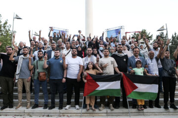 Téhéran (IRNA)-Le plus grand drapeau de Palestine a été hissé dans la zone touristique d'Abbas Abad de Téhéran le mercredi soir (3 juillet 2023) en présence d'un groupe de familles de martyrs de Gaza. (Photo : Asghar Khamseh)