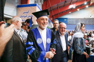 Ceremonia de Graduación de Estudiantes de la Universidad Sharif