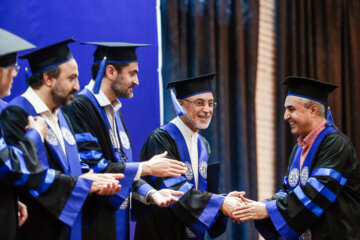 Ceremonia de Graduación de Estudiantes de la Universidad Sharif