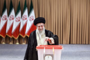 بالصور.. قائد الثورة الاسلامية يدلي بصوته في الانتخابات الرئاسية الإیرانیة الـ14