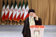 قائد الثورة الاسلامية يدلي بصوته في الانتخابات الرئاسية الإیرانیة الـ14