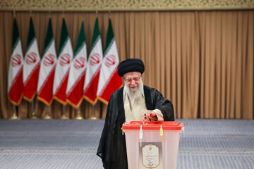 伊斯兰革命最高领袖将选票投入投票箱