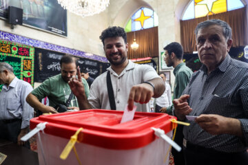 Présidentielle en Iran : les électeurs aux urnes pour le 2nd tour
