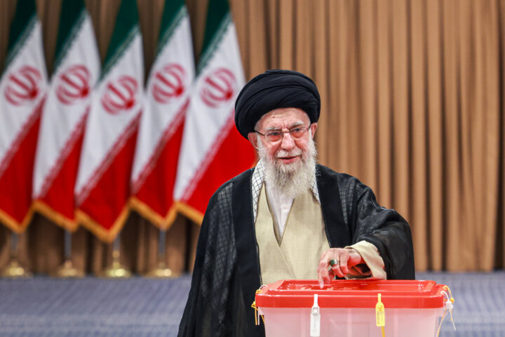 Верховный лидер Ирана опустил свой бюллетень в избирательную урну