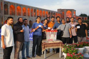 فیلم| حماسه حضور مردم اصفهان در ساعات آخر رای گیری