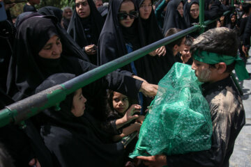 Musulmanes chiíes conmemoran el día de Ashura en Qom 