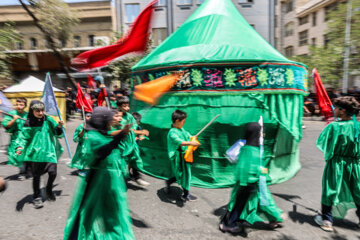 حضور رئیس جمهور منتخب در جمع عزاداران ظهر عاشورا- خیابان جمهوری