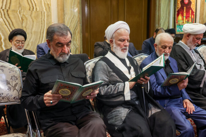 حجت الاسلام «محمود محمدی عراقی» و «محسن رضایی» در مراسم یادبود پدر شهیدان حجازی