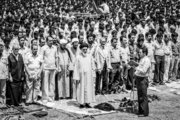 En image la première prière collective du Vendredi à Téhéran, le 27 juillet 1979