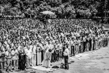 La première prière collective du Vendredi à Téhéran, le 27 juillet 1979

