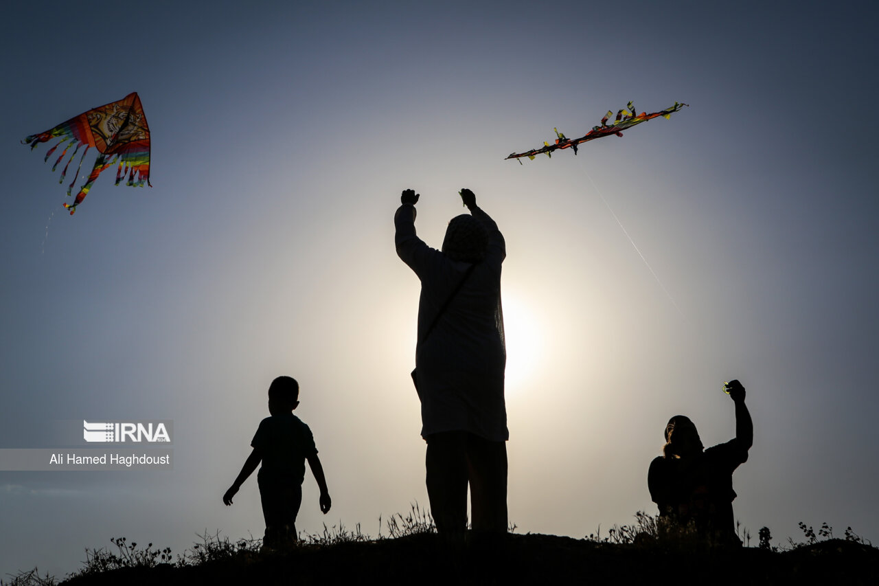 Iran : les familles réunies pour faire voler des cerfs-volants à Tabriz au nord-ouest