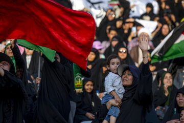 اجتماع دختران انقلاب