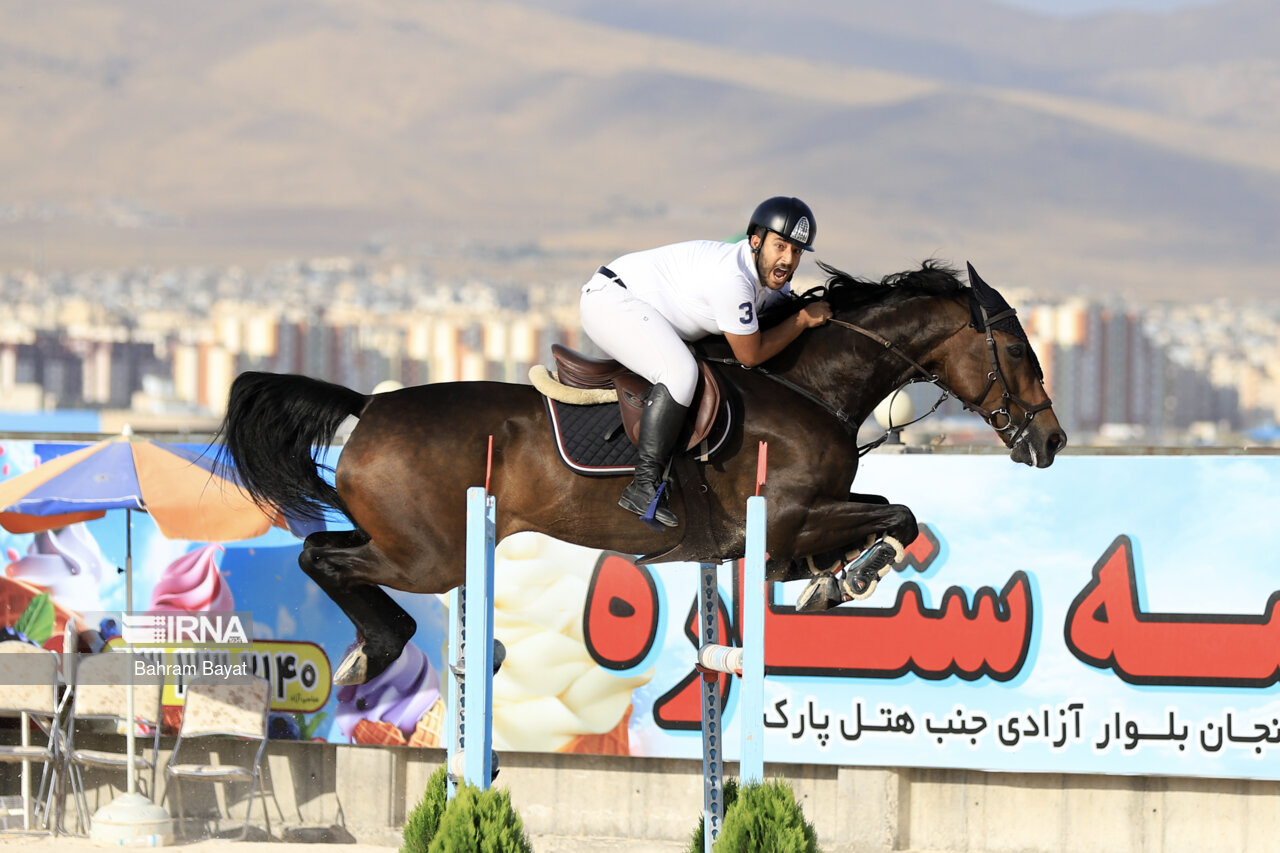 مسابقات پرش با اسب شمالغرب کشور در زنجان با کیفیت برگزار شد