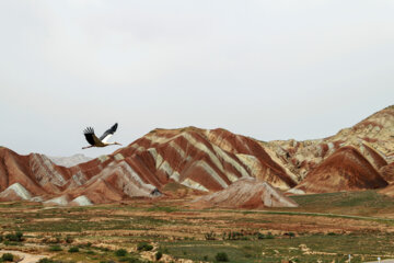 زنجان؛ کوه های رنگی (آلاداغلار) ماهنشان (۱۵ میلیون سال قبل در پروسه تشکیل کوه‌ها و حوضچه‌های قاره‌ای این منطقه رسوبات آهنی وجود داشته و هر یک از رنگ‌های آن نشانگر وجود یک ماده معدنی خاص است)