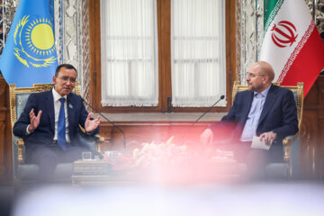 Invitados a la ceremonia de juramentación del presidente iraní se reúnen con Qalibaf