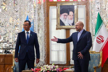 Invitados a la ceremonia de juramentación del presidente iraní se reúnen con Qalibaf