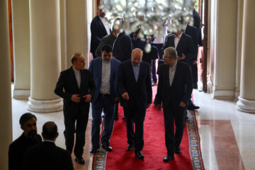 Invitados a la ceremonia de juramentación del presidente iraní se reúnen con Qalibaf