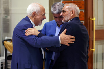 Les invités participant à la cérémonie d'investiture du nouveau président iranien ont rencontré et discuté Massoud Pezeshkian ce mardi soir 30 juillet 2024.  (Photo : Ahmad Moini Jam). 