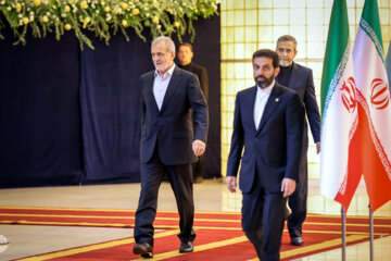 Les invités participant à la cérémonie d'investiture du nouveau président iranien ont rencontré et discuté Massoud Pezeshkian ce mardi soir 30 juillet 2024.  (Photo : Ahmad Moini Jam). 