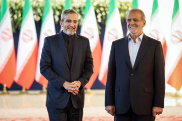 Les invités participant à la cérémonie d'investiture du nouveau président iranien ont rencontré et discuté Massoud Pezeshkian ce mardi soir 30 juillet 2024.  (Photo : Ahmad Moini Jam). 