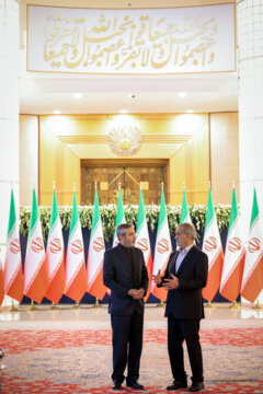 Les invités participant à la cérémonie d'investiture du nouveau président iranien ont rencontré et discuté Massoud Pezeshkian ce mardi soir 30 juillet 2024.  (Photo : Ahmad Moini Jam). 