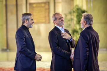 Les invités participant à la cérémonie d'investiture du nouveau président iranien ont rencontré et discuté Massoud Pezeshkian ce mardi soir 30 juillet 2024.  (Photo : Ahmad Moini Jam). 