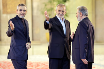 Les invités participant à la cérémonie d'investiture du nouveau président iranien ont rencontré et discuté Massoud Pezeshkian ce mardi soir 30 juillet 2024.  (Photo : Ahmad Moini Jam). 