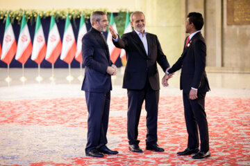 Les invités participant à la cérémonie d'investiture du nouveau président iranien ont rencontré et discuté Massoud Pezeshkian ce mardi soir 30 juillet 2024.  (Photo : Ahmad Moini Jam). 