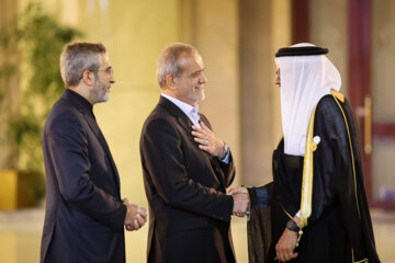 Les invités participant à la cérémonie d'investiture du nouveau président iranien ont rencontré et discuté Massoud Pezeshkian ce mardi soir 30 juillet 2024.  (Photo : Ahmad Moini Jam). 