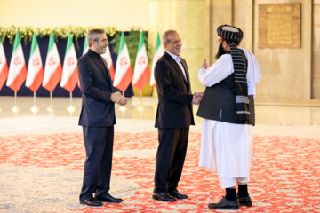 Les invités participant à la cérémonie d'investiture du nouveau président iranien ont rencontré et discuté Massoud Pezeshkian ce mardi soir 30 juillet 2024.  (Photo : Ahmad Moini Jam). 