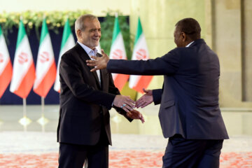 Les invités participant à la cérémonie d'investiture du nouveau président iranien ont rencontré et discuté Massoud Pezeshkian ce mardi soir 30 juillet 2024.  (Photo : Ahmad Moini Jam). 