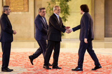 Les invités participant à la cérémonie d'investiture du nouveau président iranien ont rencontré et discuté Massoud Pezeshkian ce mardi soir 30 juillet 2024.  (Photo : Ahmad Moini Jam). 