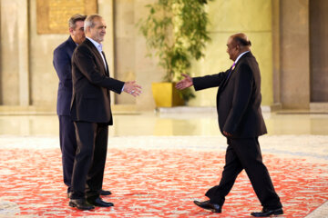 Les invités participant à la cérémonie d'investiture du nouveau président iranien ont rencontré et discuté Massoud Pezeshkian ce mardi soir 30 juillet 2024.  (Photo : Ahmad Moini Jam). 