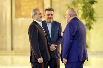 Les invités participant à la cérémonie d'investiture du nouveau président iranien ont rencontré et discuté Massoud Pezeshkian ce mardi soir 30 juillet 2024.  (Photo : Ahmad Moini Jam). 