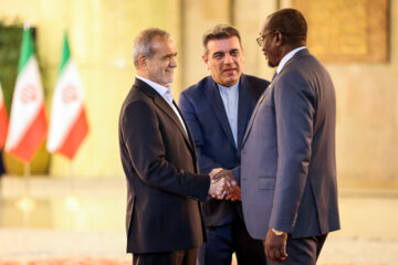 Les invités participant à la cérémonie d'investiture du nouveau président iranien ont rencontré et discuté Massoud Pezeshkian ce mardi soir 30 juillet 2024.  (Photo : Ahmad Moini Jam). 