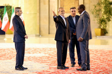 Les invités participant à la cérémonie d'investiture du nouveau président iranien ont rencontré et discuté Massoud Pezeshkian ce mardi soir 30 juillet 2024.  (Photo : Ahmad Moini Jam). 