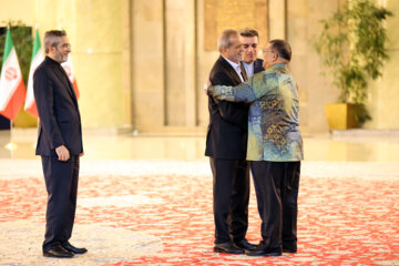 Les invités participant à la cérémonie d'investiture du nouveau président iranien ont rencontré et discuté Massoud Pezeshkian ce mardi soir 30 juillet 2024.  (Photo : Ahmad Moini Jam). 