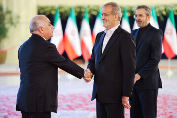 Les invités participant à la cérémonie d'investiture du nouveau président iranien ont rencontré et discuté Massoud Pezeshkian ce mardi soir 30 juillet 2024.  (Photo : Ahmad Moini Jam). 