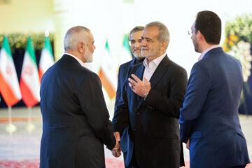 Les invités participant à la cérémonie d'investiture du nouveau président iranien ont rencontré et discuté Massoud Pezeshkian ce mardi soir 30 juillet 2024.  (Photo : Ahmad Moini Jam). 