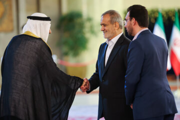 Les invités participant à la cérémonie d'investiture du nouveau président iranien ont rencontré et discuté Massoud Pezeshkian ce mardi soir 30 juillet 2024.  (Photo : Ahmad Moini Jam). 