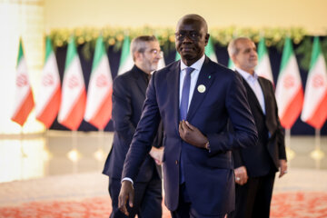 Les invités participant à la cérémonie d'investiture du nouveau président iranien ont rencontré et discuté Massoud Pezeshkian ce mardi soir 30 juillet 2024.  (Photo : Ahmad Moini Jam). 