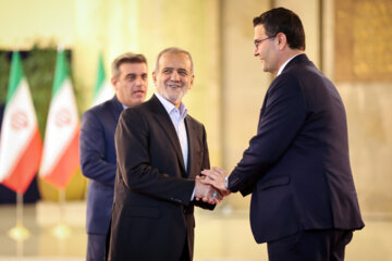 Les invités participant à la cérémonie d'investiture du nouveau président iranien ont rencontré et discuté Massoud Pezeshkian ce mardi soir 30 juillet 2024.  (Photo : Ahmad Moini Jam). 