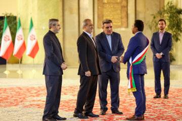 Les invités participant à la cérémonie d'investiture du nouveau président iranien ont rencontré et discuté Massoud Pezeshkian ce mardi soir 30 juillet 2024.  (Photo : Ahmad Moini Jam). 