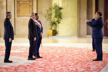 Les invités participant à la cérémonie d'investiture du nouveau président iranien ont rencontré et discuté Massoud Pezeshkian ce mardi soir 30 juillet 2024.  (Photo : Ahmad Moini Jam). 